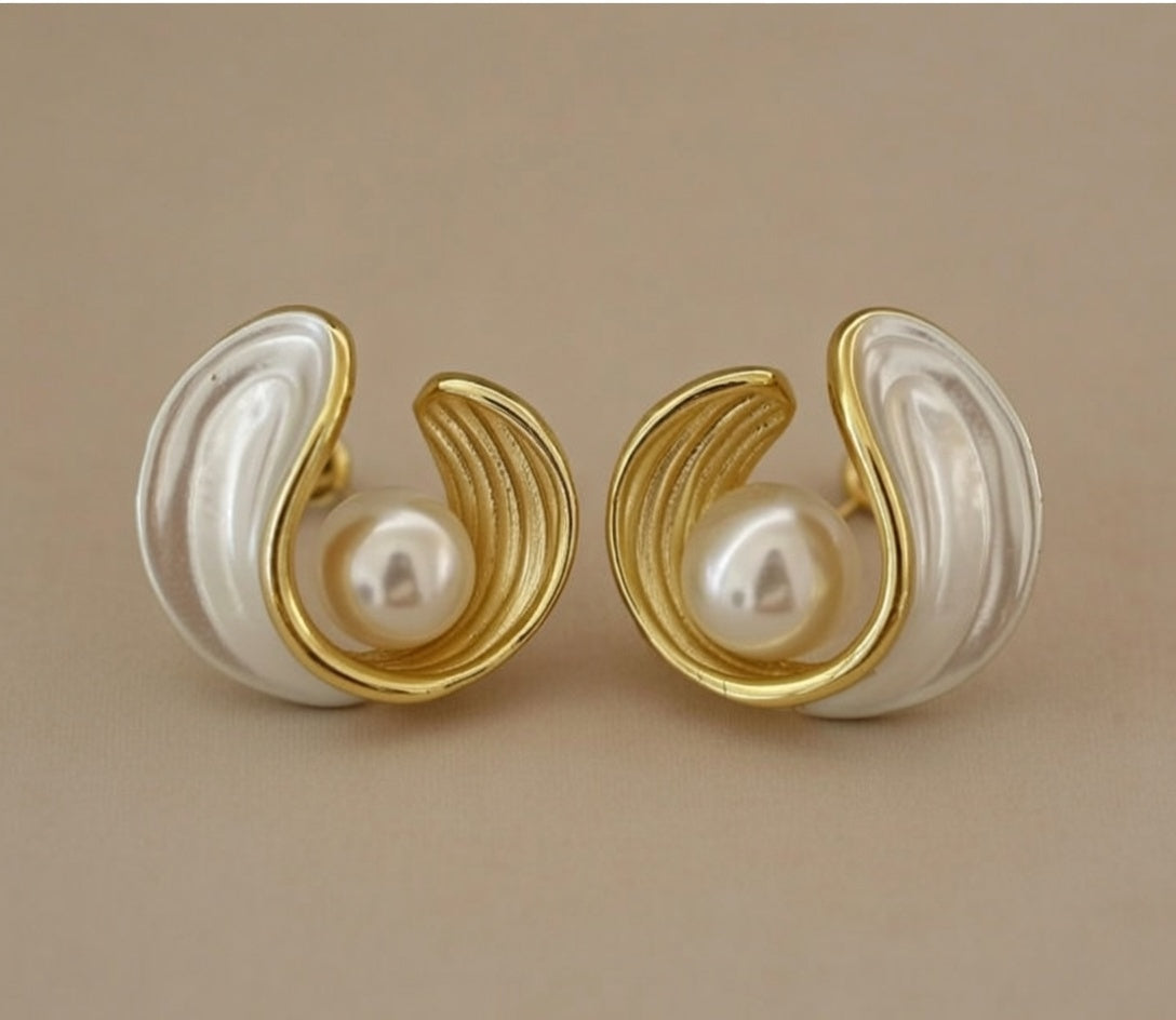 White Sea Shell Pearl Stud